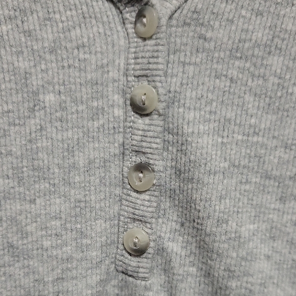 GAP Light Gray Ribbed Tee - Picture 2 of 3